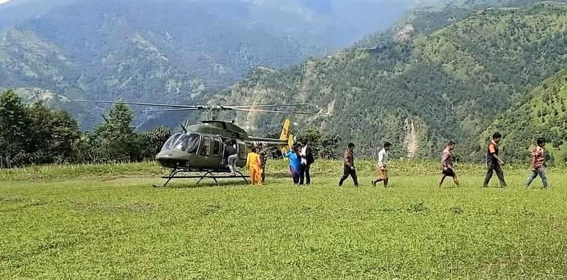 काभ्रेको महाभारतबाट एक सुत्केरी महिलाको हेलिकप्टरमार्फत उद्धार