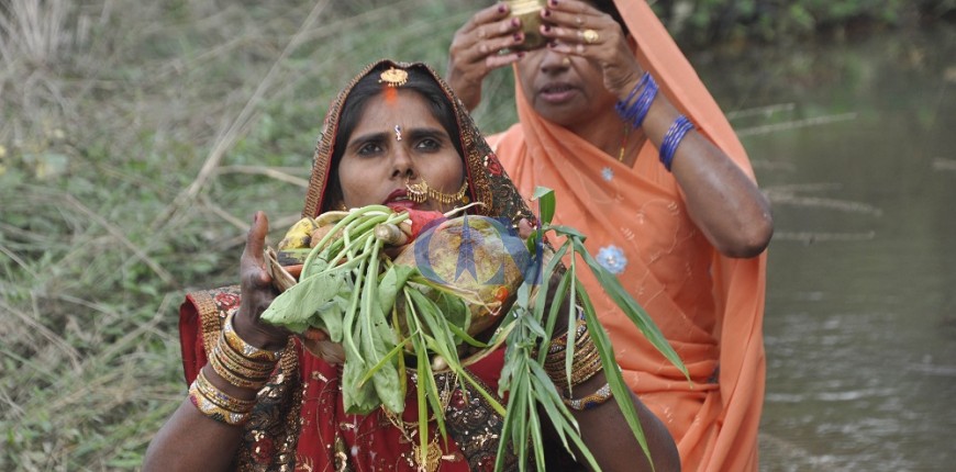 आज अस्ताउँदो सूर्यलाई अर्घ्य दिइँदै