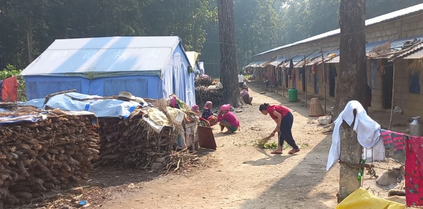 पहिरो प्रभावित अस्थायी टहरामै, उम्मेदवार आश्वासन बाँड्दै