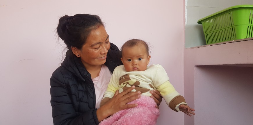 सिंहदरबारभित्र हुर्किरहेका बालबालिका