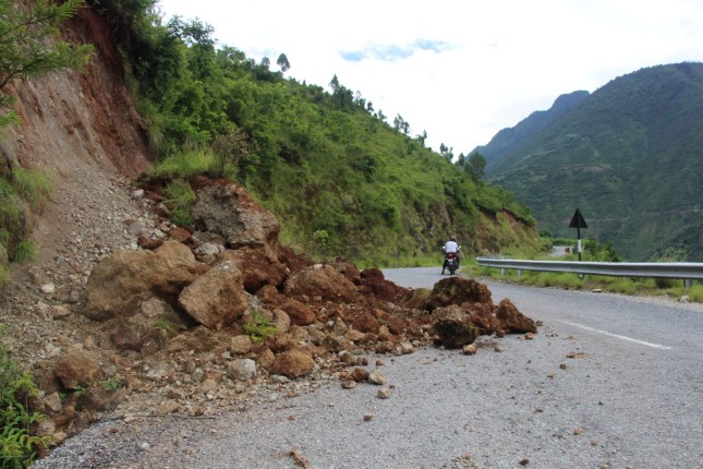 मध्यपहाडी लोकमार्गमा नाला सफाइ नहुँदा, ग्रामीणमा नाला नै नबनाइँदा सडक जोखिममा