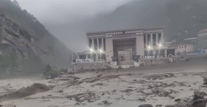 नेपाल-चीन जोड्ने मितेरी पुल बाढीले बगायो, रसुवामा ९ जनाको उद्धार
