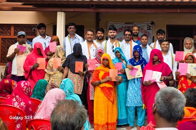 नापजाँच सकिएको १० वर्षपछि धनुषाका ५७ परिवारले पाए लालपुर्जा