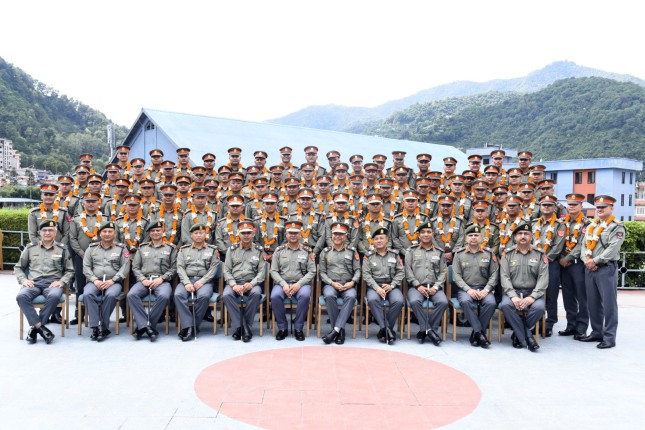 सशस्त्र प्रहरी महानिरीक्षक राजु अर्यालबाट दर्ज्यानी चिन्ह प्रदान  