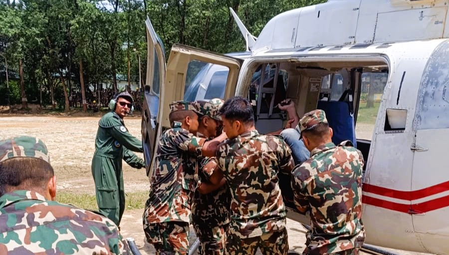सेनाको हेलिकोप्टरमार्फत १२ जनालाई सारियो सुरक्षित स्थानमा