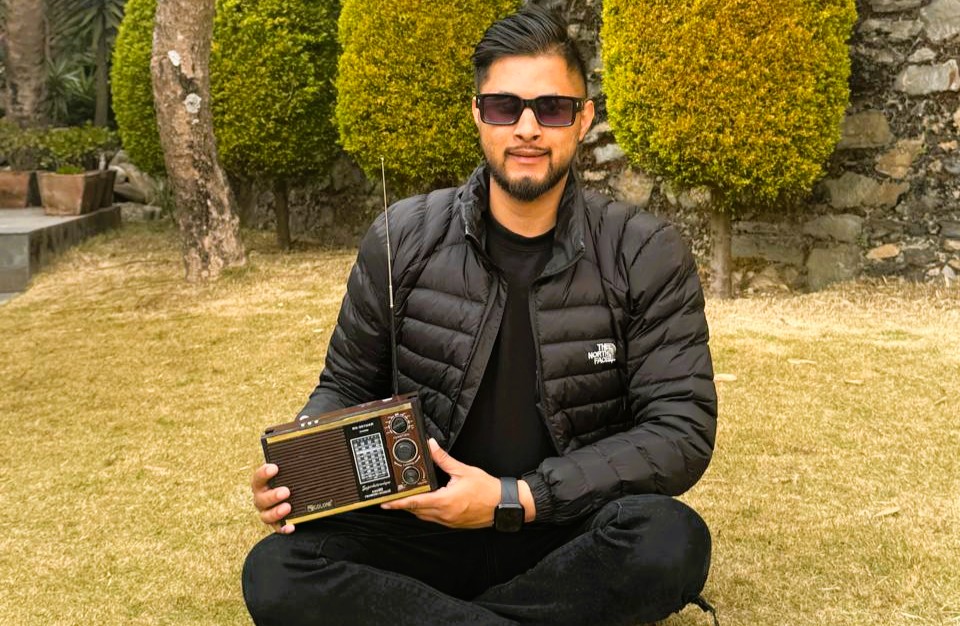 रेडियोप्रतिको सञ्जीवको भरोसाः रेडियो सुन्दै रेडियोसम्म