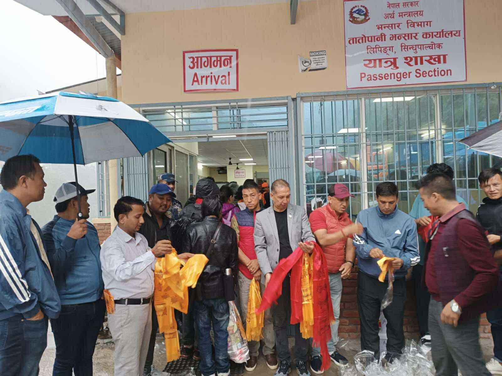 केरुङमा अलपत्र परेका १ सय ८१ जनालाई तातोपानी नाकाबाट नेपाल ल्याइयो