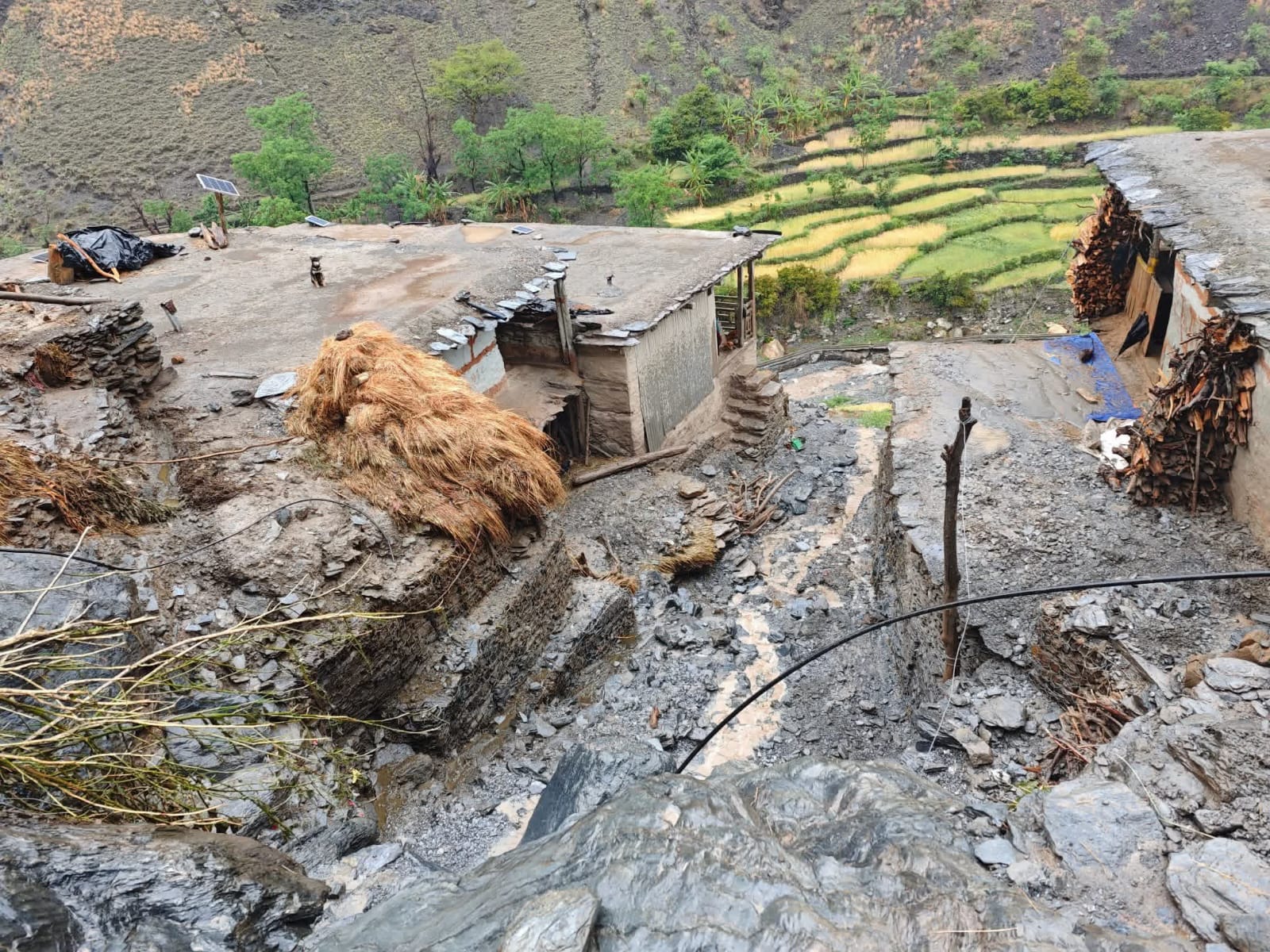 अदानचुलीका दुई बस्ती यतिबेला पहिरोको उच्च जोखिममा 
