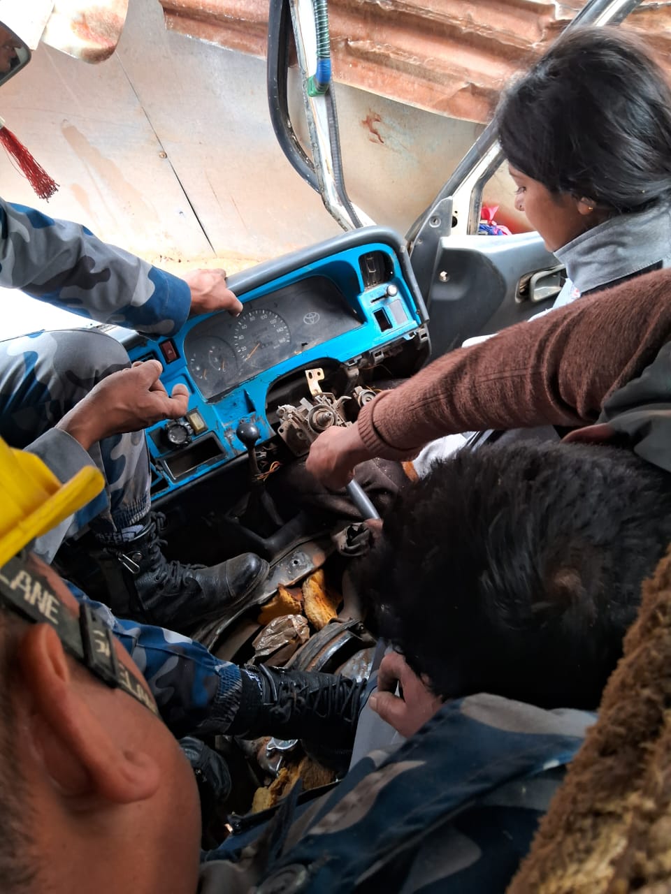 काभ्रेको मण्डनदेउपुरमा भ्यान दुर्घटनामा परी घाईते भएका चालको उद्धार