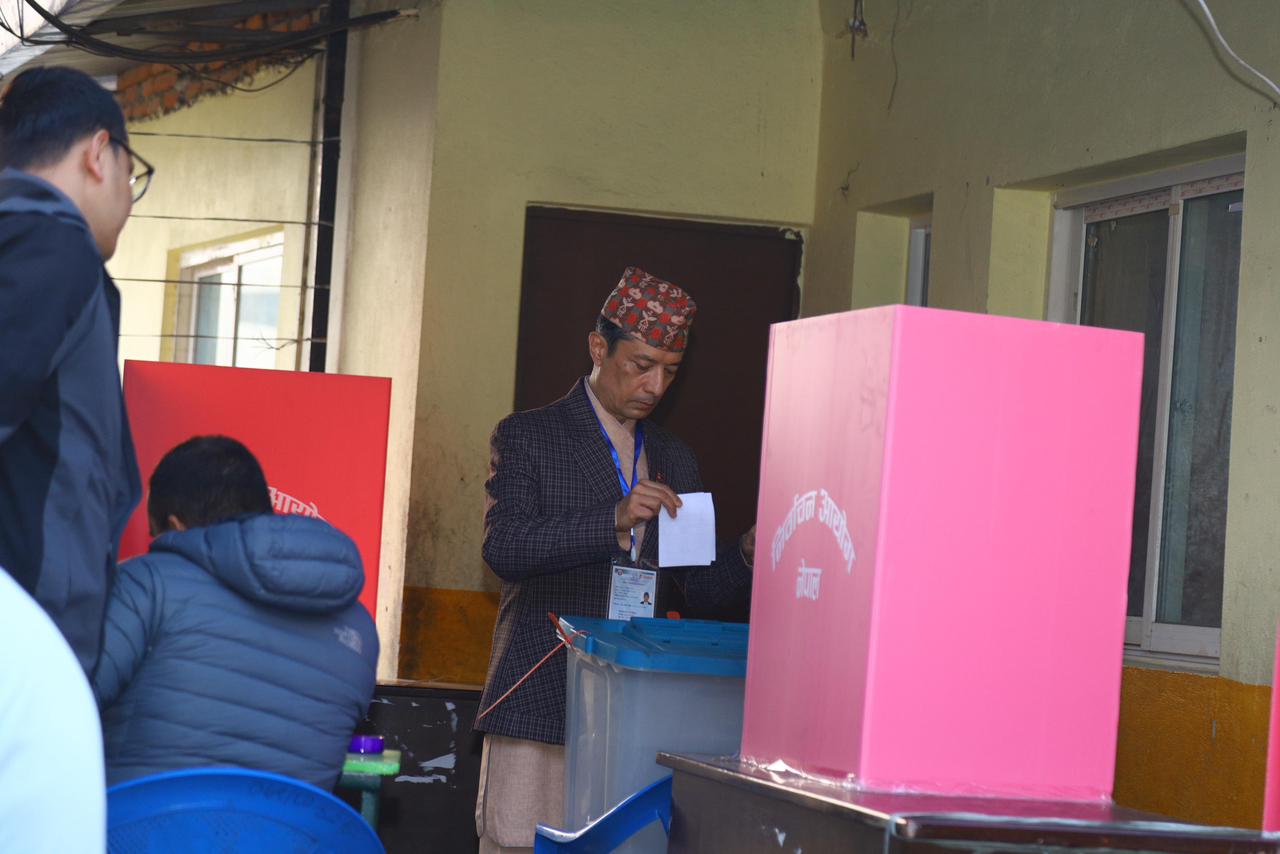 काठमौँलगायतका विभिन्न जिल्लामा बिहानैदेखि मतदान सुरु