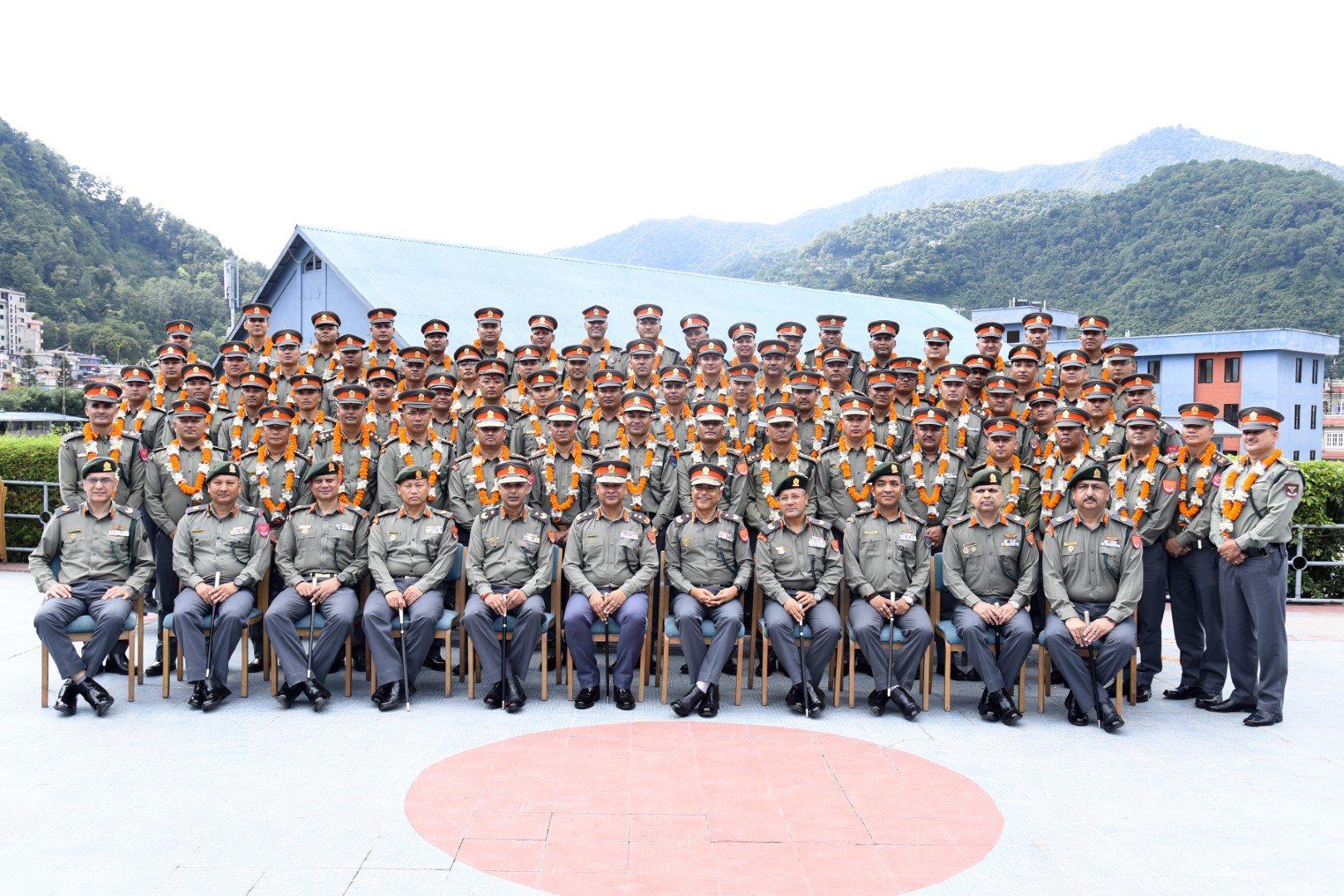 सशस्त्र प्रहरी महानिरीक्षक राजु अर्यालबाट दर्ज्यानी चिन्ह प्रदान  