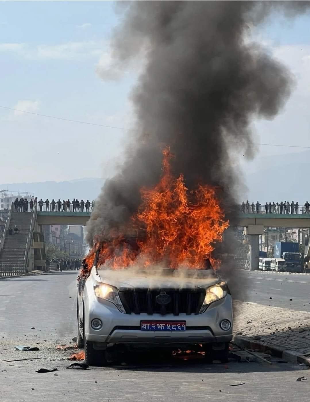 ललितपुरमा मन्त्री ज्वालाकाे गाडीमा आगजनी