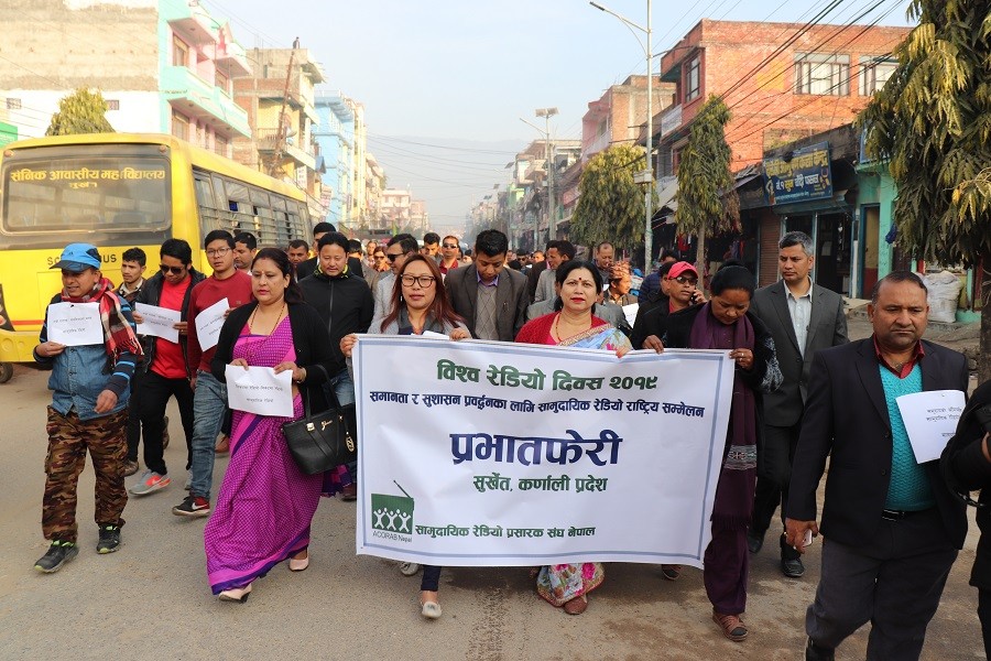 सुर्खेतको वीरेन्द्रनगरमा सामुदायिक रेडियोकर्मीको सहभागितामा निकालिएको प्रभातफेरी । 